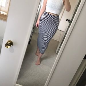 High waisted, pencil skirt